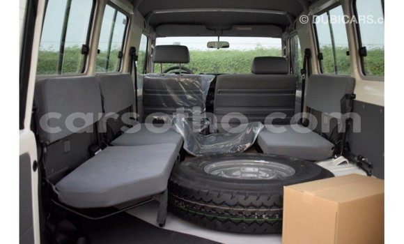 Sayi Imported Toyota Land Cruiser White Mota in Import - Dubai a Maseru Sayi Imported Toyota Land Cruiser White Mota in Import - Dubai a Maseru