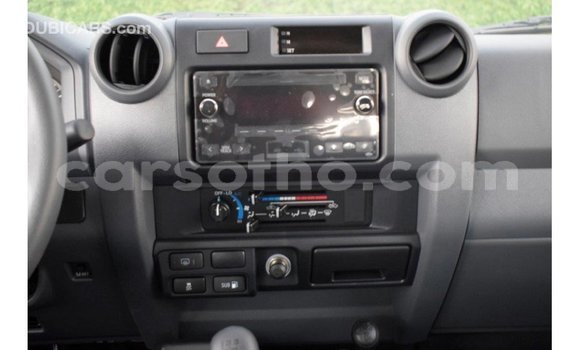 Sayi Imported Toyota Land Cruiser White Mota in Import - Dubai a Maseru Sayi Imported Toyota Land Cruiser White Mota in Import - Dubai a Maseru