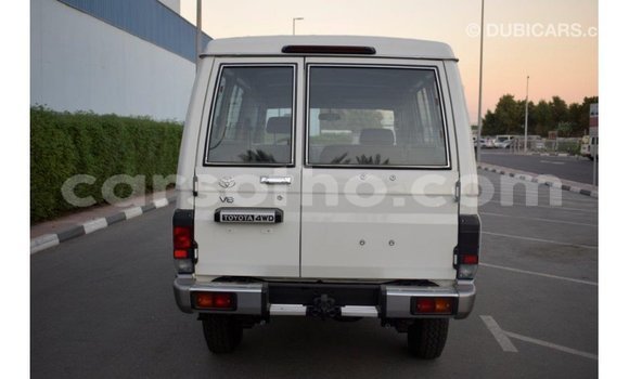 Sayi Imported Toyota Land Cruiser White Mota in Import - Dubai a Maseru Sayi Imported Toyota Land Cruiser White Mota in Import - Dubai a Maseru