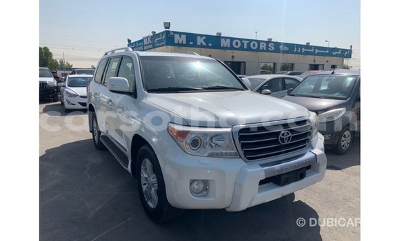 Sayi Imported Toyota Land Cruiser White Mota in Import - Dubai a Maseru Sayi Imported Toyota Land Cruiser White Mota in Import - Dubai a Maseru