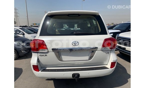 Sayi Imported Toyota Land Cruiser White Mota in Import - Dubai a Maseru Sayi Imported Toyota Land Cruiser White Mota in Import - Dubai a Maseru
