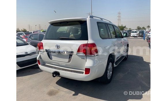 Sayi Imported Toyota Land Cruiser White Mota in Import - Dubai a Maseru Sayi Imported Toyota Land Cruiser White Mota in Import - Dubai a Maseru