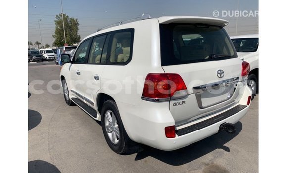 Sayi Imported Toyota Land Cruiser White Mota in Import - Dubai a Maseru Sayi Imported Toyota Land Cruiser White Mota in Import - Dubai a Maseru