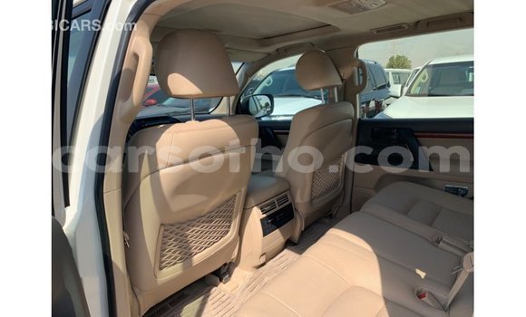 Sayi Imported Toyota Land Cruiser White Mota in Import - Dubai a Maseru Sayi Imported Toyota Land Cruiser White Mota in Import - Dubai a Maseru