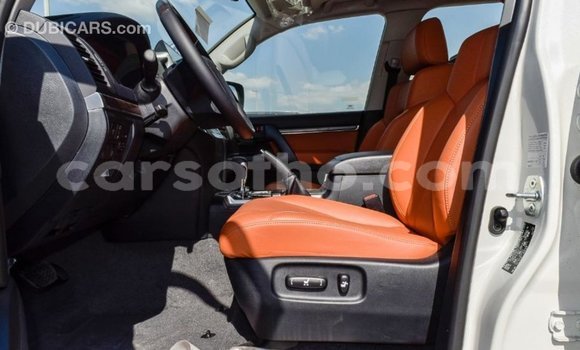 Sayi Imported Toyota Land Cruiser White Mota in Import - Dubai a Maseru Sayi Imported Toyota Land Cruiser White Mota in Import - Dubai a Maseru