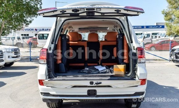 Sayi Imported Toyota Land Cruiser White Mota in Import - Dubai a Maseru Sayi Imported Toyota Land Cruiser White Mota in Import - Dubai a Maseru