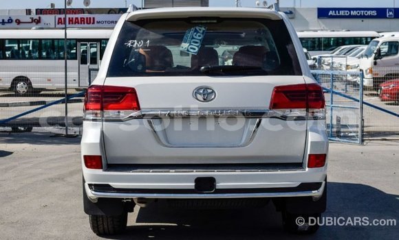 Sayi Imported Toyota Land Cruiser White Mota in Import - Dubai a Maseru Sayi Imported Toyota Land Cruiser White Mota in Import - Dubai a Maseru