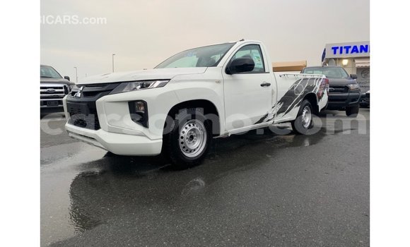 Sayi Imported Mitsubishi L200 White Mota in Import - Dubai a Maseru Sayi Imported Mitsubishi L200 White Mota in Import - Dubai a Maseru