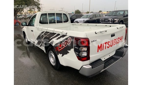 Sayi Imported Mitsubishi L200 White Mota in Import - Dubai a Maseru Sayi Imported Mitsubishi L200 White Mota in Import - Dubai a Maseru