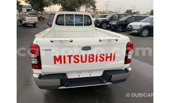 Sayi Imported Mitsubishi L200 White Mota in Import - Dubai a Maseru Sayi Imported Mitsubishi L200 White Mota in Import - Dubai a Maseru