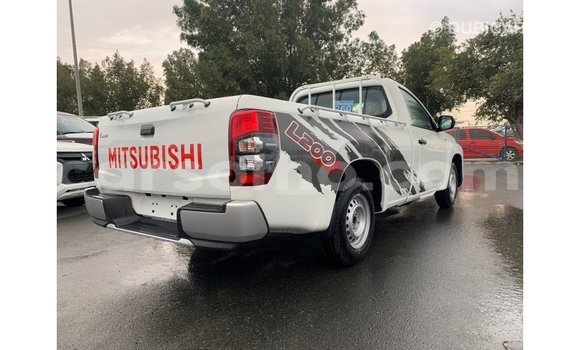 Sayi Imported Mitsubishi L200 White Mota in Import - Dubai a Maseru Sayi Imported Mitsubishi L200 White Mota in Import - Dubai a Maseru