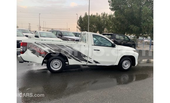 Sayi Imported Mitsubishi L200 White Mota in Import - Dubai a Maseru Sayi Imported Mitsubishi L200 White Mota in Import - Dubai a Maseru