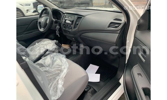 Sayi Imported Mitsubishi L200 White Mota in Import - Dubai a Maseru Sayi Imported Mitsubishi L200 White Mota in Import - Dubai a Maseru