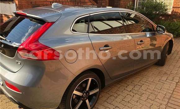 Sayi Na hannu Volvo V40 Green Mota in Maseru a Maseru