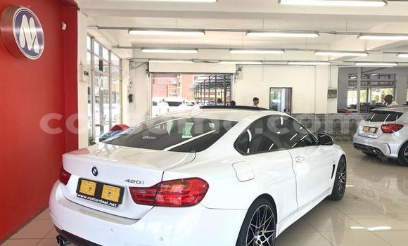 Sayi Na hannu BMW M4 White Mota in Maseru a Maseru Sayi Na hannu BMW M4 White Mota in Maseru a Maseru