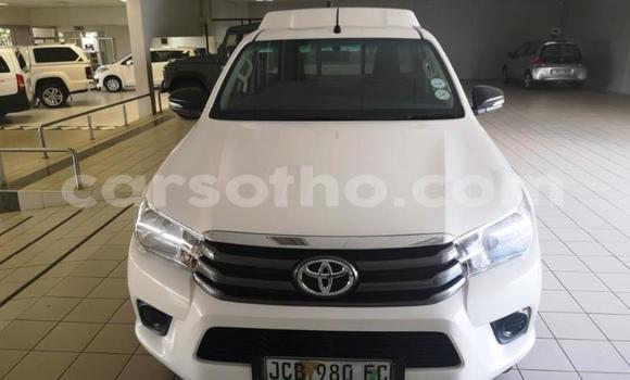 Sayi Na hannu Toyota Hilux White Mota in Maseru a Maseru Sayi Na hannu Toyota Hilux White Mota in Maseru a Maseru