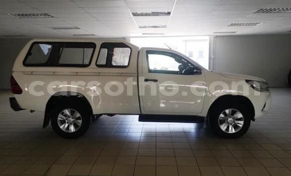 Sayi Na hannu Toyota Hilux White Mota in Maseru a Maseru Sayi Na hannu Toyota Hilux White Mota in Maseru a Maseru