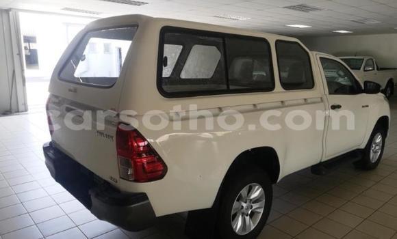 Sayi Na hannu Toyota Hilux White Mota in Maseru a Maseru Sayi Na hannu Toyota Hilux White Mota in Maseru a Maseru