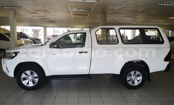 Sayi Na hannu Toyota Hilux White Mota in Maseru a Maseru Sayi Na hannu Toyota Hilux White Mota in Maseru a Maseru