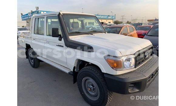 Sayi Imported Toyota Land Cruiser White Mota in Import - Dubai a Maseru Sayi Imported Toyota Land Cruiser White Mota in Import - Dubai a Maseru
