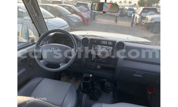 Sayi Imported Toyota Land Cruiser White Mota in Import - Dubai a Maseru Sayi Imported Toyota Land Cruiser White Mota in Import - Dubai a Maseru