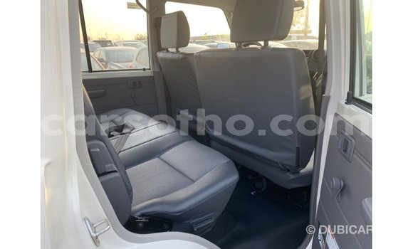Sayi Imported Toyota Land Cruiser White Mota in Import - Dubai a Maseru Sayi Imported Toyota Land Cruiser White Mota in Import - Dubai a Maseru
