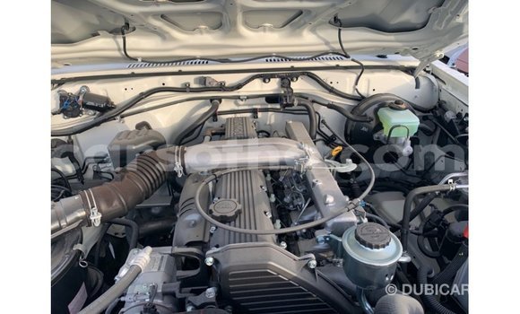 Sayi Imported Toyota Land Cruiser White Mota in Import - Dubai a Maseru Sayi Imported Toyota Land Cruiser White Mota in Import - Dubai a Maseru