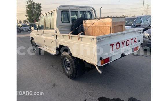 Sayi Imported Toyota Land Cruiser White Mota in Import - Dubai a Maseru Sayi Imported Toyota Land Cruiser White Mota in Import - Dubai a Maseru