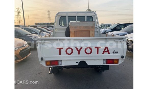 Sayi Imported Toyota Land Cruiser White Mota in Import - Dubai a Maseru Sayi Imported Toyota Land Cruiser White Mota in Import - Dubai a Maseru