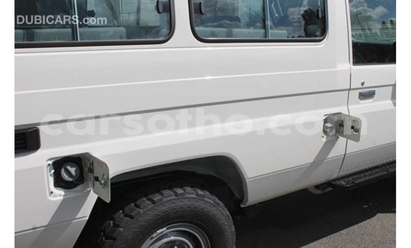 Acheter Import Voiture Toyota Land Cruiser Blanc à Import - Dubai, Maseru Acheter Import Voiture Toyota Land Cruiser Blanc à Import - Dubai, Maseru