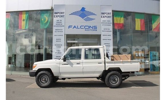 Sayi Imported Toyota Land Cruiser White Mota in Import - Dubai a Maseru Sayi Imported Toyota Land Cruiser White Mota in Import - Dubai a Maseru
