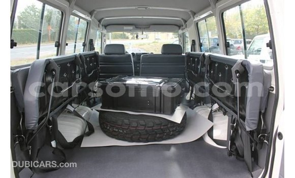 Sayi Imported Toyota Land Cruiser White Mota in Import - Dubai a Maseru Sayi Imported Toyota Land Cruiser White Mota in Import - Dubai a Maseru