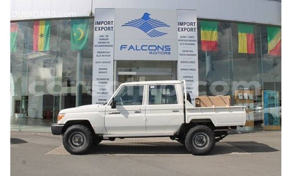 Sayi Imported Toyota Land Cruiser White Mota in Import - Dubai a Maseru Sayi Imported Toyota Land Cruiser White Mota in Import - Dubai a Maseru