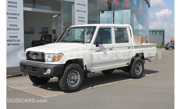 Sayi Imported Toyota Land Cruiser White Mota in Import - Dubai a Maseru Sayi Imported Toyota Land Cruiser White Mota in Import - Dubai a Maseru