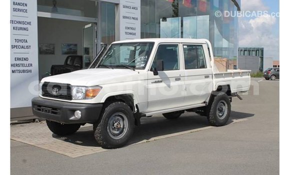 Sayi Imported Toyota Land Cruiser White Mota in Import - Dubai a Maseru Sayi Imported Toyota Land Cruiser White Mota in Import - Dubai a Maseru