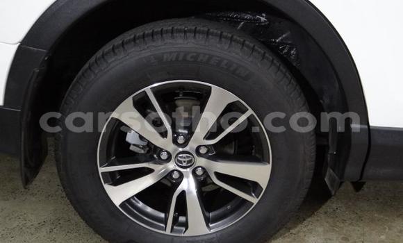 Sayi Na hannu Toyota RAV4 White Mota in Roma a Maseru Sayi Na hannu Toyota RAV4 White Mota in Roma a Maseru