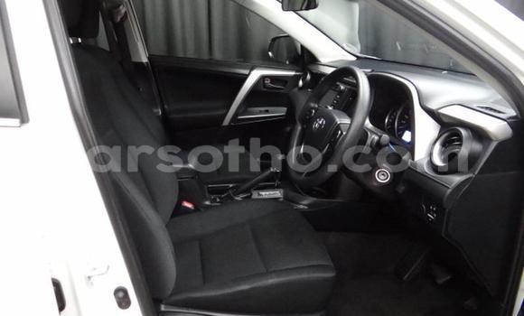 Sayi Na hannu Toyota RAV4 White Mota in Roma a Maseru Sayi Na hannu Toyota RAV4 White Mota in Roma a Maseru