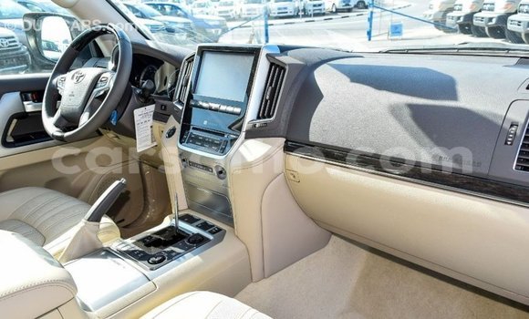 Sayi Imported Toyota Land Cruiser White Mota in Import - Dubai a Maseru Sayi Imported Toyota Land Cruiser White Mota in Import - Dubai a Maseru