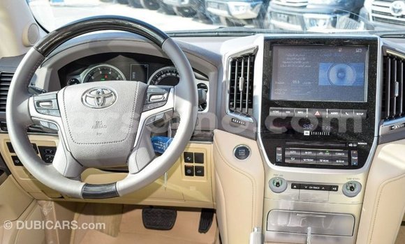 Sayi Imported Toyota Land Cruiser White Mota in Import - Dubai a Maseru Sayi Imported Toyota Land Cruiser White Mota in Import - Dubai a Maseru