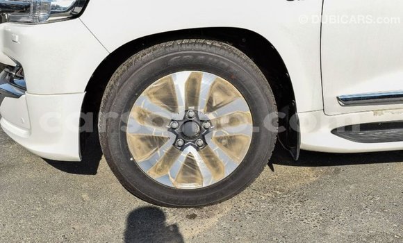 Sayi Imported Toyota Land Cruiser White Mota in Import - Dubai a Maseru Sayi Imported Toyota Land Cruiser White Mota in Import - Dubai a Maseru