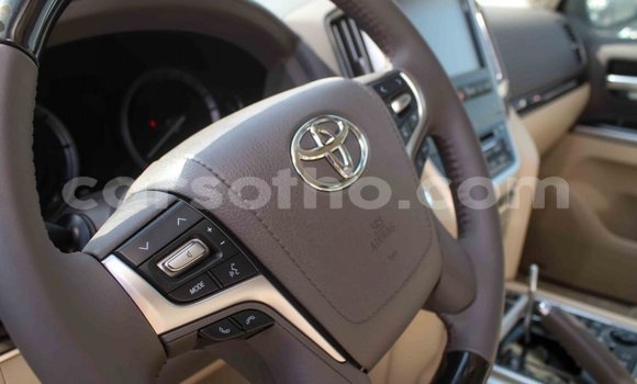 اشتري Imported Toyota Land Cruiser White سيارة في Import - Dubai في Maseru اشتري Imported Toyota Land Cruiser White سيارة في Import - Dubai في Maseru