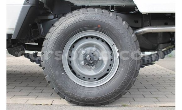 Acheter Import Voiture Toyota Land Cruiser Blanc à Import - Dubai, Maseru Acheter Import Voiture Toyota Land Cruiser Blanc à Import - Dubai, Maseru