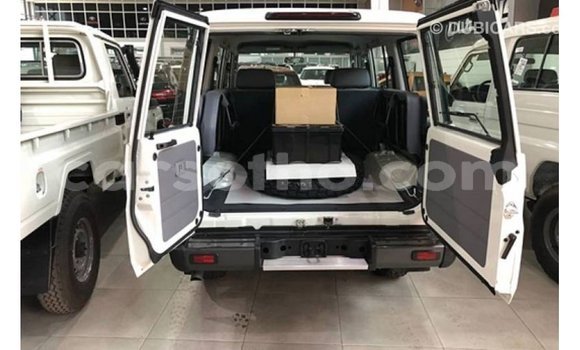 Sayi Imported Toyota Land Cruiser White Mota in Import - Dubai a Maseru Sayi Imported Toyota Land Cruiser White Mota in Import - Dubai a Maseru