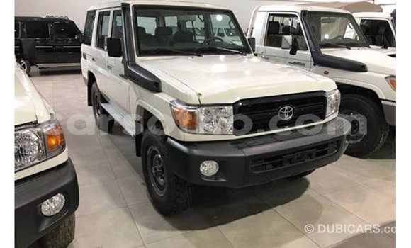 Sayi Imported Toyota Land Cruiser White Mota in Import - Dubai a Maseru Sayi Imported Toyota Land Cruiser White Mota in Import - Dubai a Maseru
