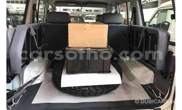 Sayi Imported Toyota Land Cruiser White Mota in Import - Dubai a Maseru Sayi Imported Toyota Land Cruiser White Mota in Import - Dubai a Maseru