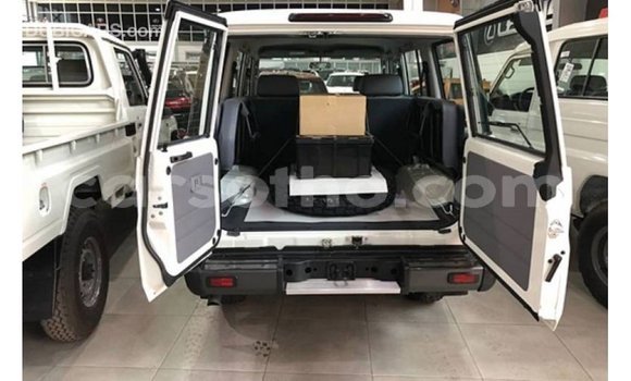 Sayi Imported Toyota Land Cruiser White Mota in Import - Dubai a Maseru Sayi Imported Toyota Land Cruiser White Mota in Import - Dubai a Maseru