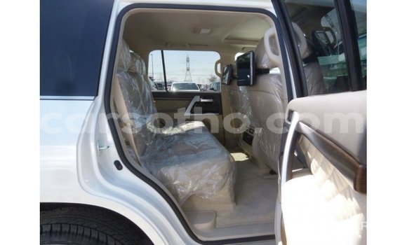 Acheter Import Voiture Toyota Land Cruiser Blanc à Import - Dubai, Maseru Acheter Import Voiture Toyota Land Cruiser Blanc à Import - Dubai, Maseru