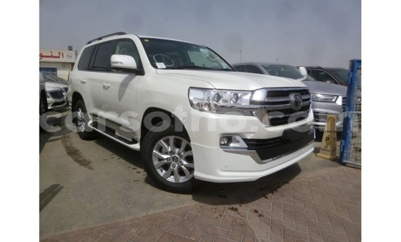 Sayi Imported Toyota Land Cruiser White Mota in Import - Dubai a Maseru Sayi Imported Toyota Land Cruiser White Mota in Import - Dubai a Maseru