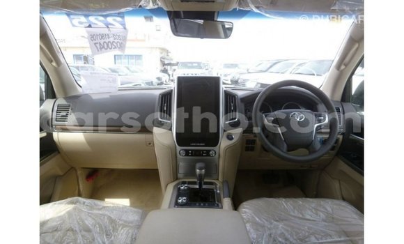 Sayi Imported Toyota Land Cruiser White Mota in Import - Dubai a Maseru Sayi Imported Toyota Land Cruiser White Mota in Import - Dubai a Maseru