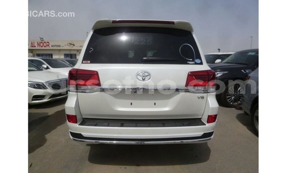 Sayi Imported Toyota Land Cruiser White Mota in Import - Dubai a Maseru Sayi Imported Toyota Land Cruiser White Mota in Import - Dubai a Maseru